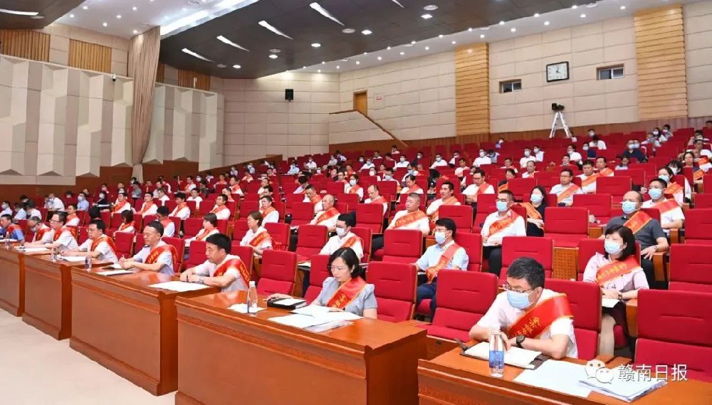 吳忠瓊頒獎(jiǎng)　為“贛州市優(yōu)秀創(chuàng)業(yè)者”點(diǎn)贊！